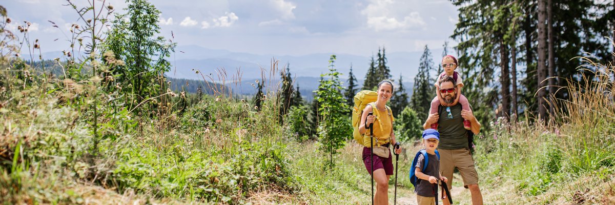 Eine Familie ( Vater, Mutter und Kind) beim wandern